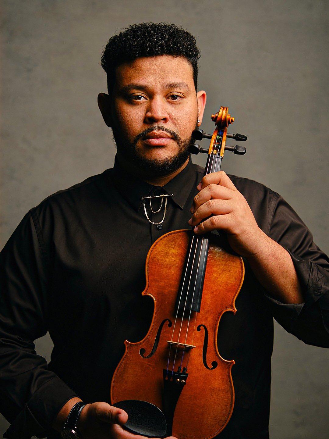 Jotta Pê holding his violin